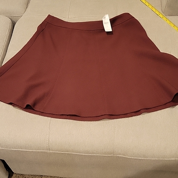 LOFT Dresses & Skirts - NWT Loft pleated burgundy skirt size 12. Zip back